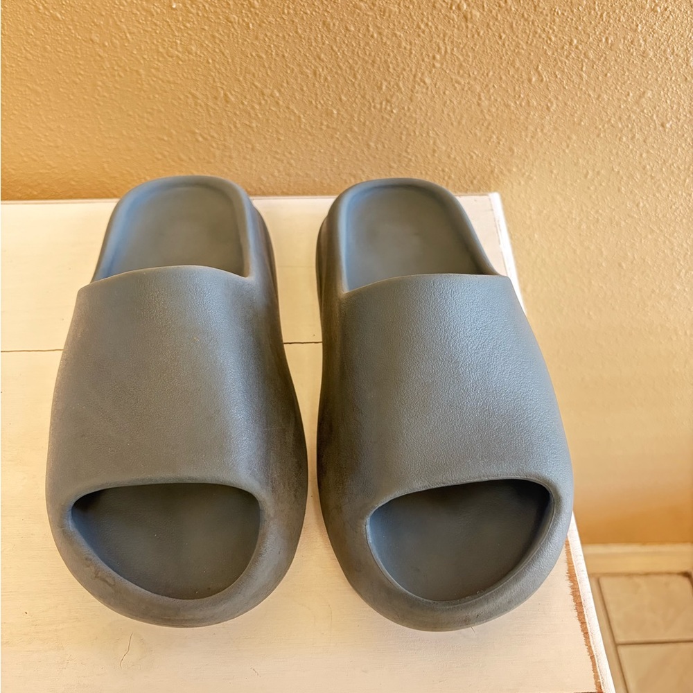 Yeezy Slide Sandals in Charcoal